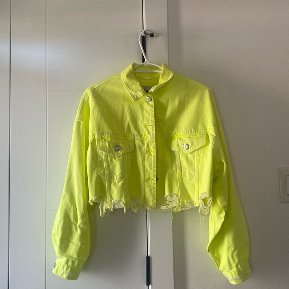 ⚫️ Zara ⚫️ highlighter yellow distressed cropped jean jacket - size small